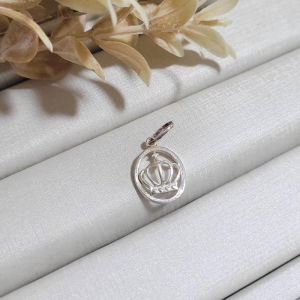 PINGENTE DE PRATA 925 COM COROA DENTRO DO ELO