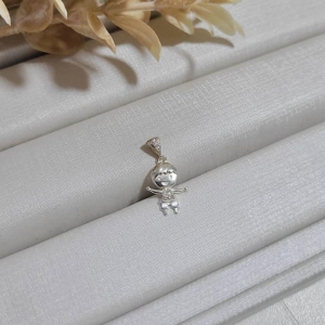 Pingente menino com corpo e elo cravejado  prata 925