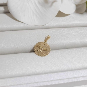 PINGENTE TRABALHADO COM ESPIRITO SANTO BANHADO A OURO 18K