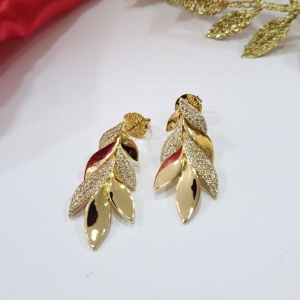 Brinco folhas lisas e cravejadas banhado a ouro 18k