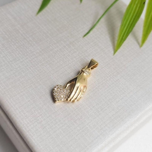 PINGENTE MÃO COM CORAÇÃO CRAVEJADO BANHADO A OURO 18K