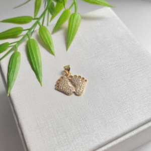 Pingente dois pezinhos cravejados banhado a ouro 18k