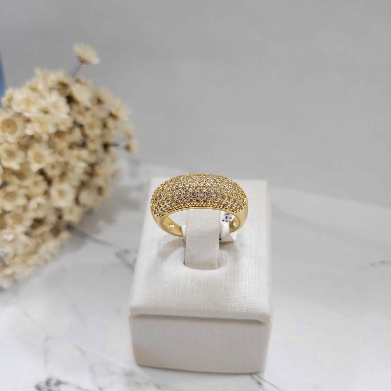Anel abaulado cravejado na cor cristal banhado a ouro 18k
