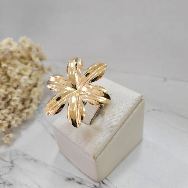 Anel flor grande petalas abertas banhado a ouro 18k