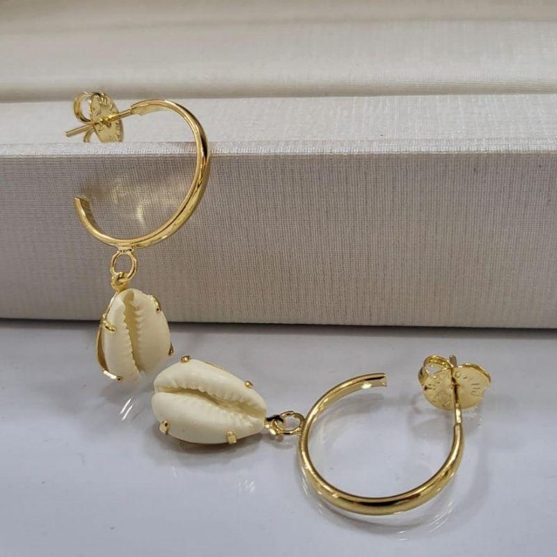 Argola com pingente buzios na cor perola banhado a ouro 18k