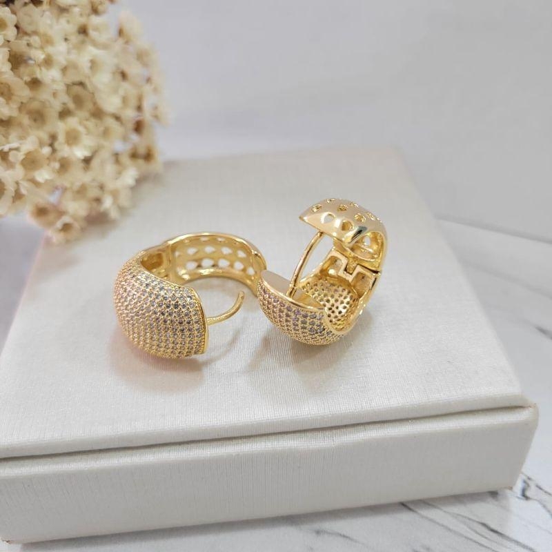 Argola grossa cravejada banhado a ouro 18k