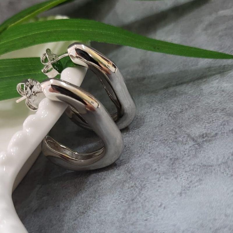 Brinco argola organico com ondas liso banhado no rodio branco