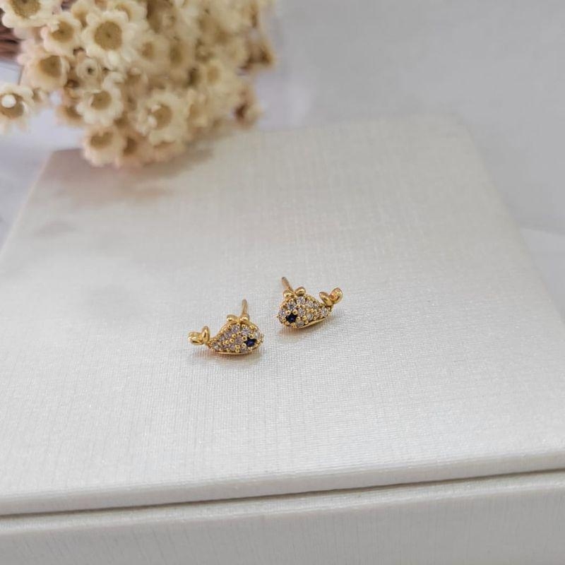 BRINCO BALEIA CRAVEJADA BANHADO A OURO 18K