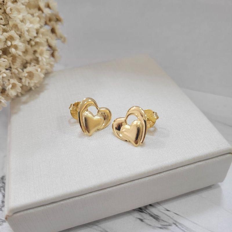 Brinco  coracao bordas lisas e centro fosco banhado a ouro 18k