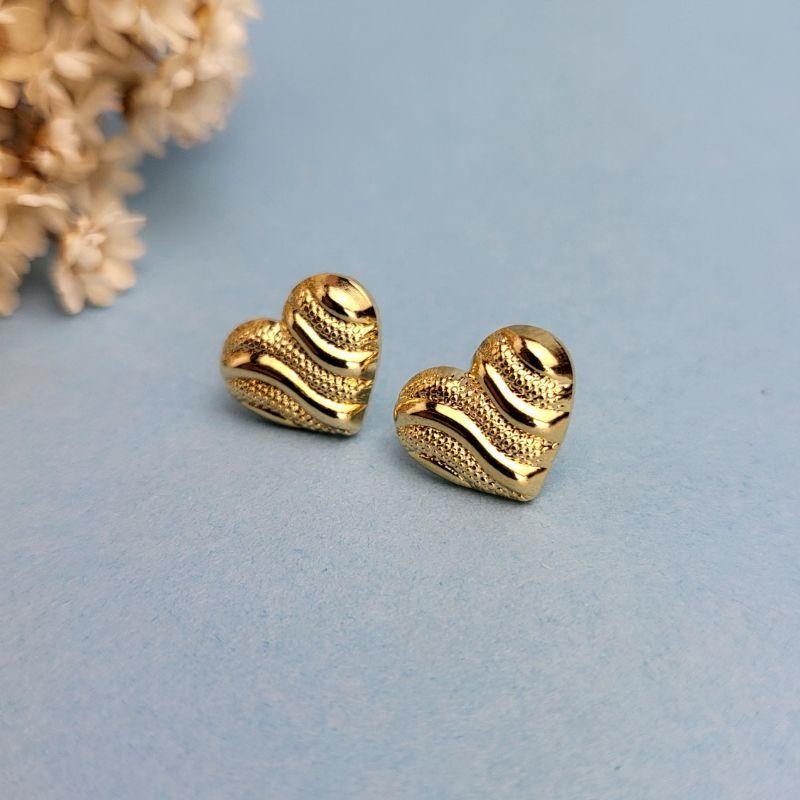 Brinco coracao pequeno trabalhado banhado a ouro 18k