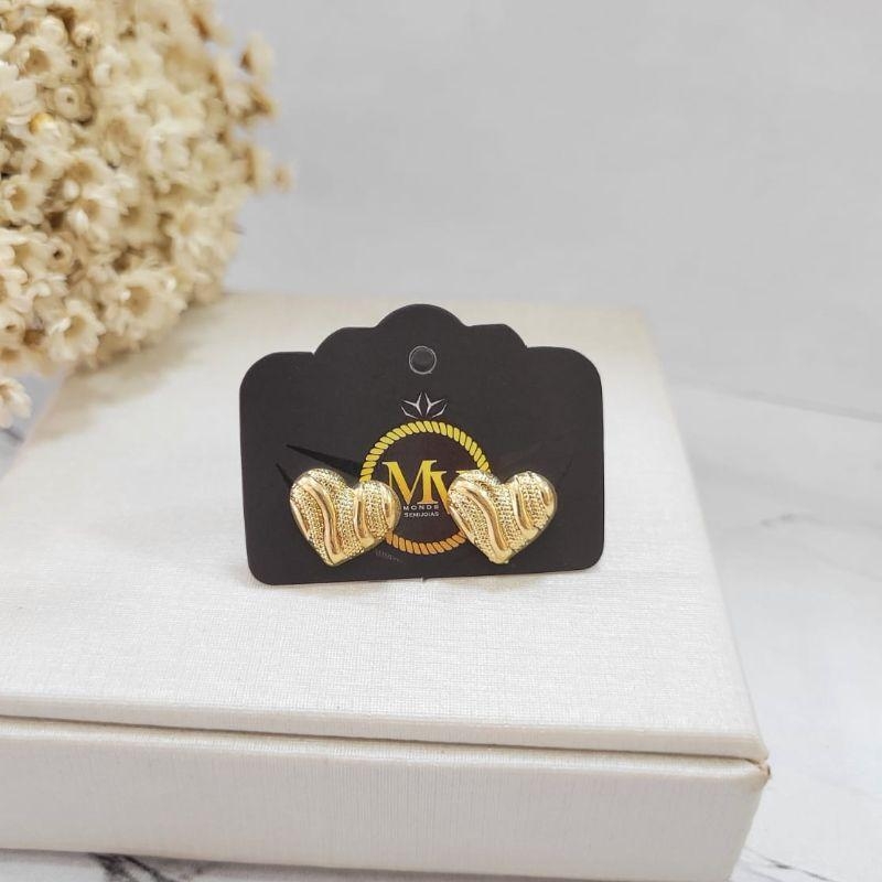 Brinco coracao pequeno trabalhado banhado a ouro 18k