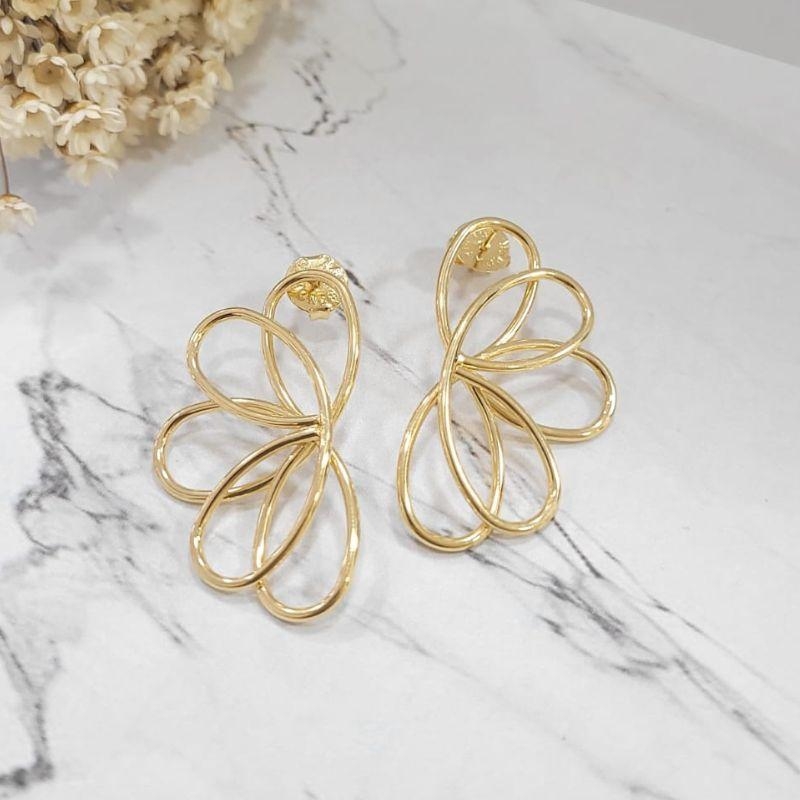 Brinco flor vazada cinco petalas banhado a ouro 18k