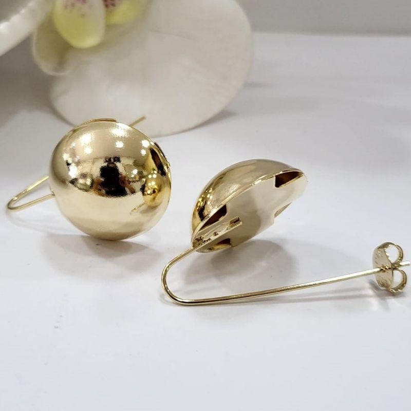 Brinco gancho meia bola grande banhado a ouro 18k