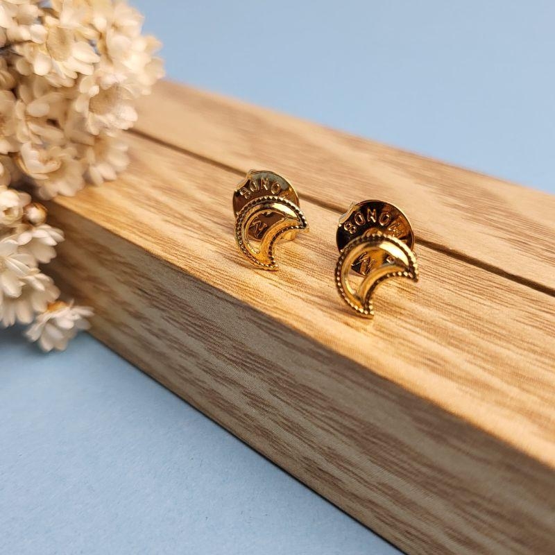 BRINCO MEIA LUA LISO BANHADO A OURO 18K