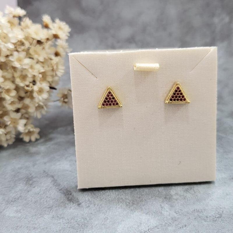 BRINCO TRIANGULO CRAVEJADO PINK BANHADO A OURO 18K