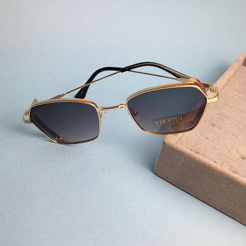 Oculos quadrado cinza armacao dourada