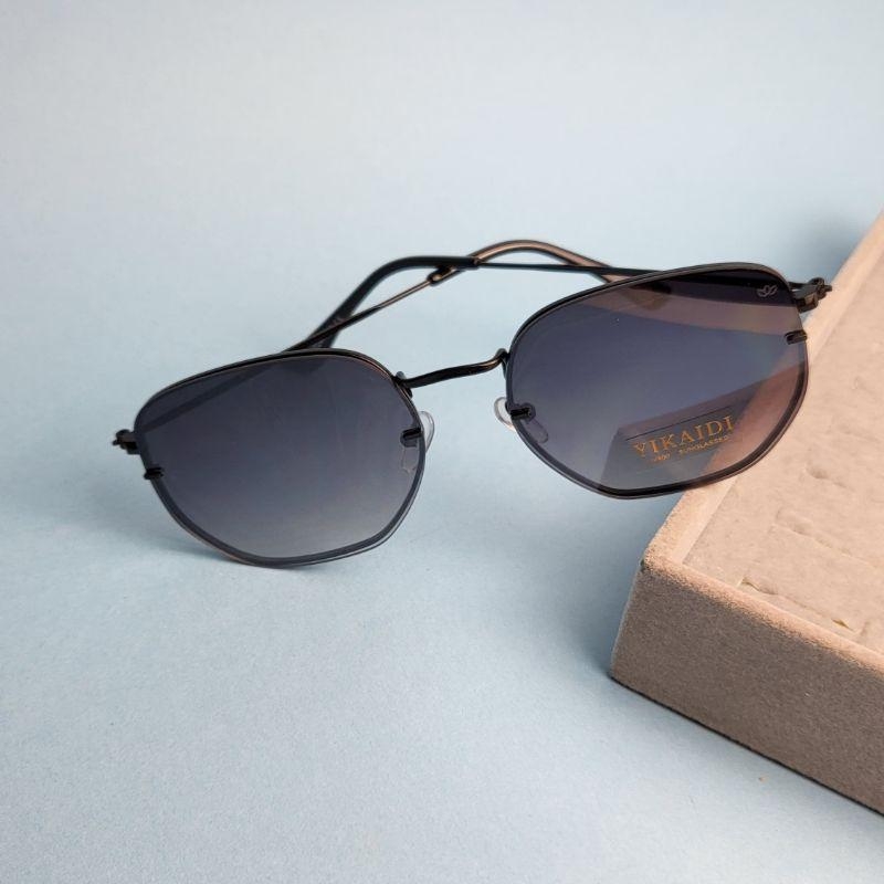 Oculos redondo parafusado lente cinza degrade armacao preta