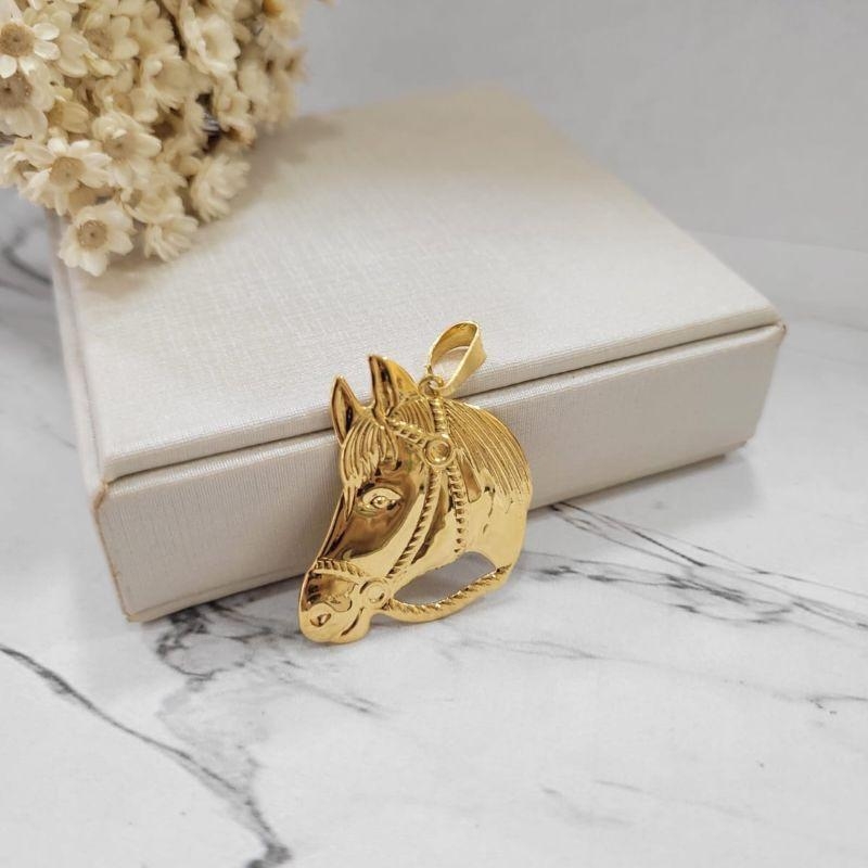 Pingente cabeca de cavalo grande banhado a ouro 18k