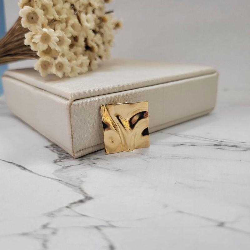 Pingente chapa quadrada martelado banhado a ouro 18k