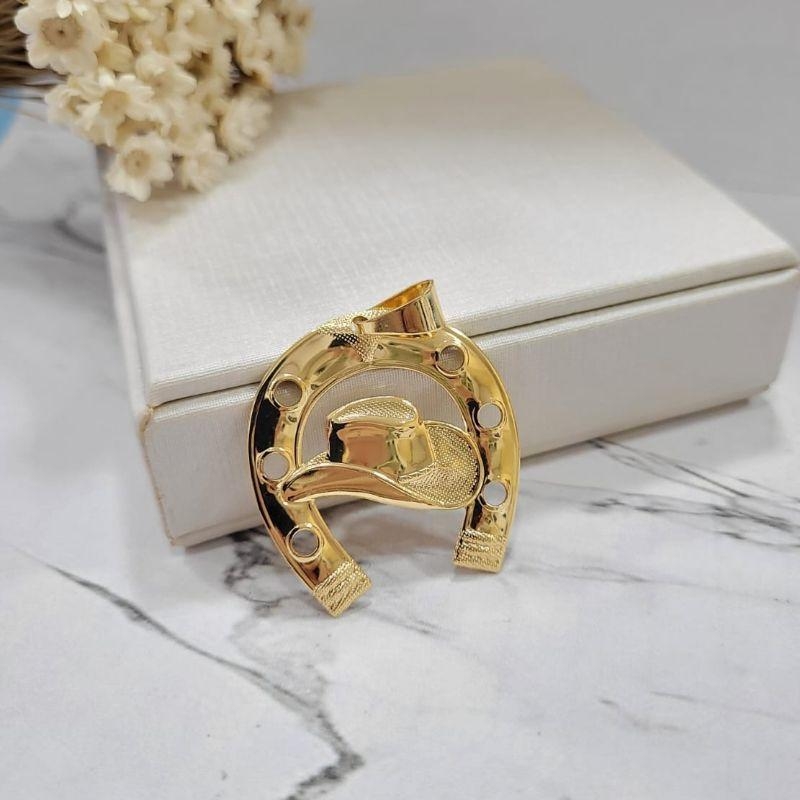 PINGENTE CHAPÉU COM FERRADURA BANHADO A OURO 18K