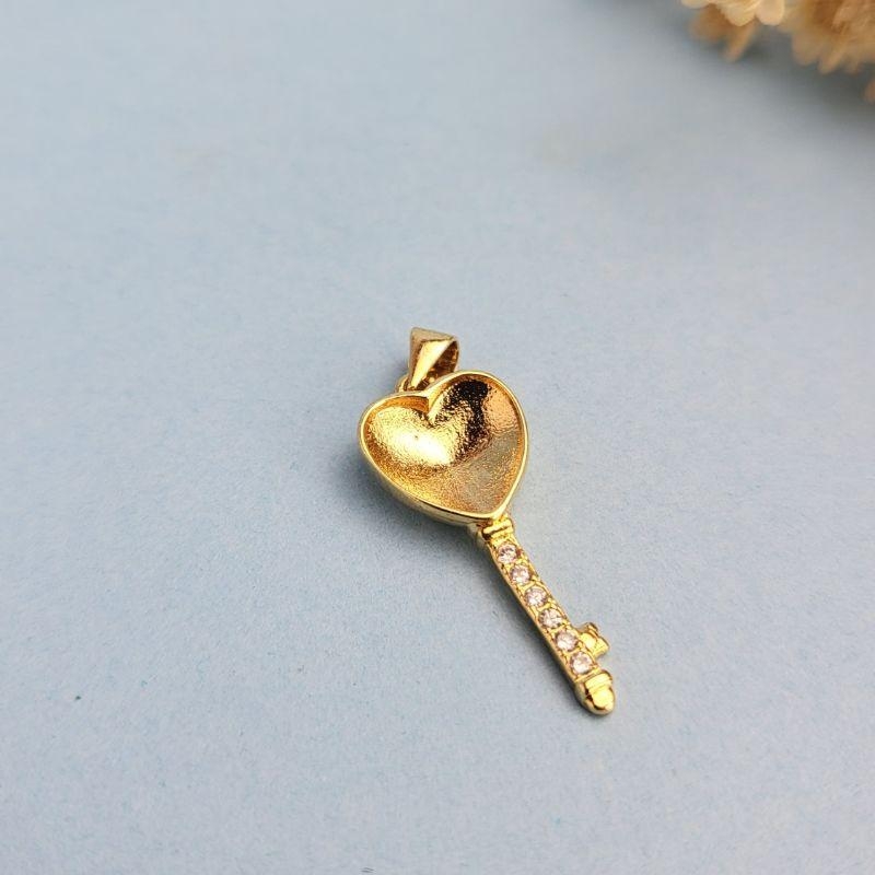 PINGENTE CHAVE CRAVEJADA BANHADA A OURO 18K