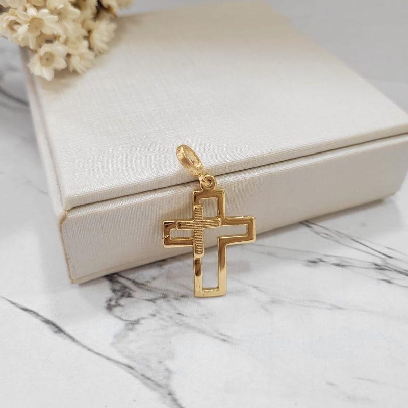 PINGENTE CRUZ COM CRUZ MENOR DENTRO BANHADO A OURO 18K