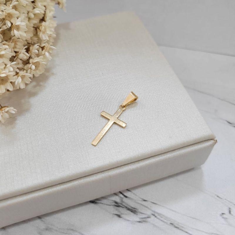 Pingente cruz lisa pequena banhado a ouro 18k