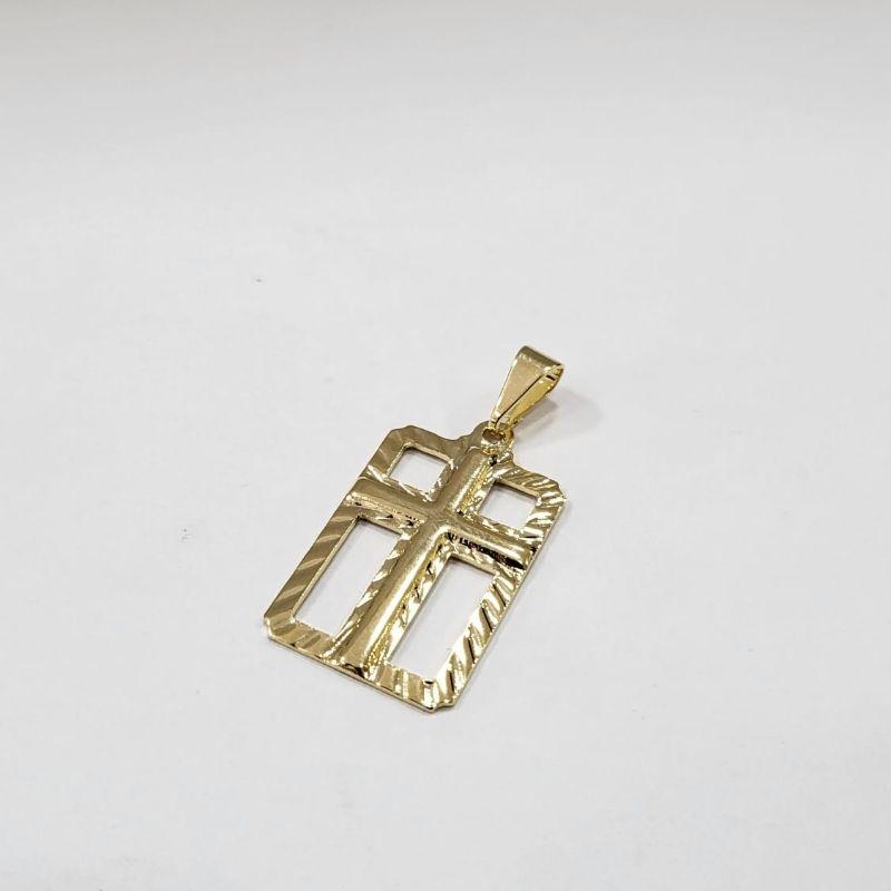 Pingente cruz vazada chapa martelado banhado a ouro 18k