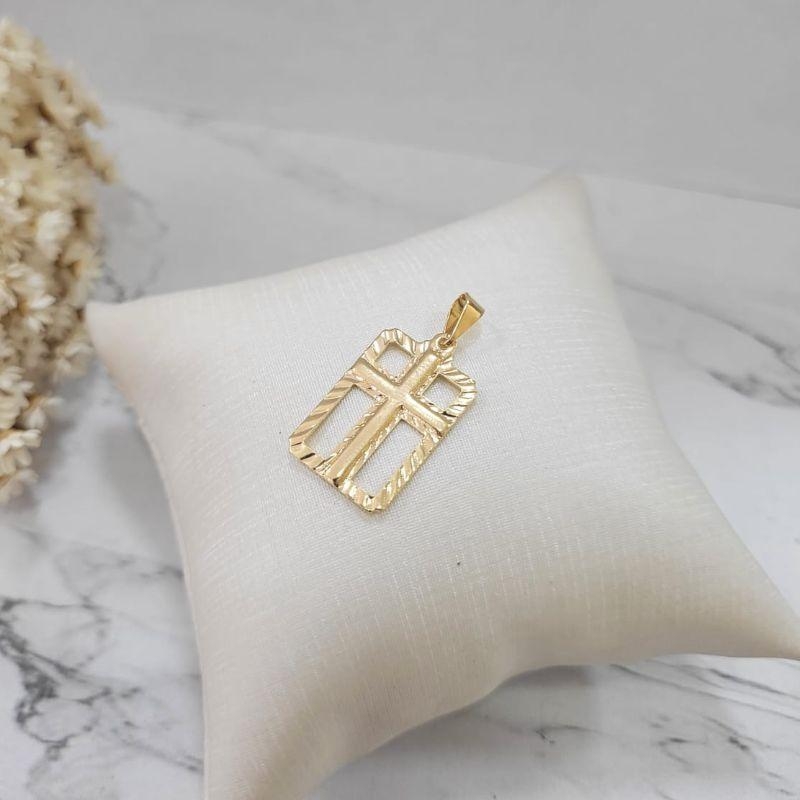 Pingente cruz vazada chapa martelado banhado a ouro 18k