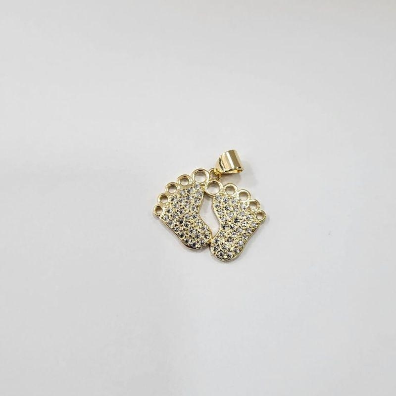 Pingente dois pezinhos cravejados banhado a ouro 18k