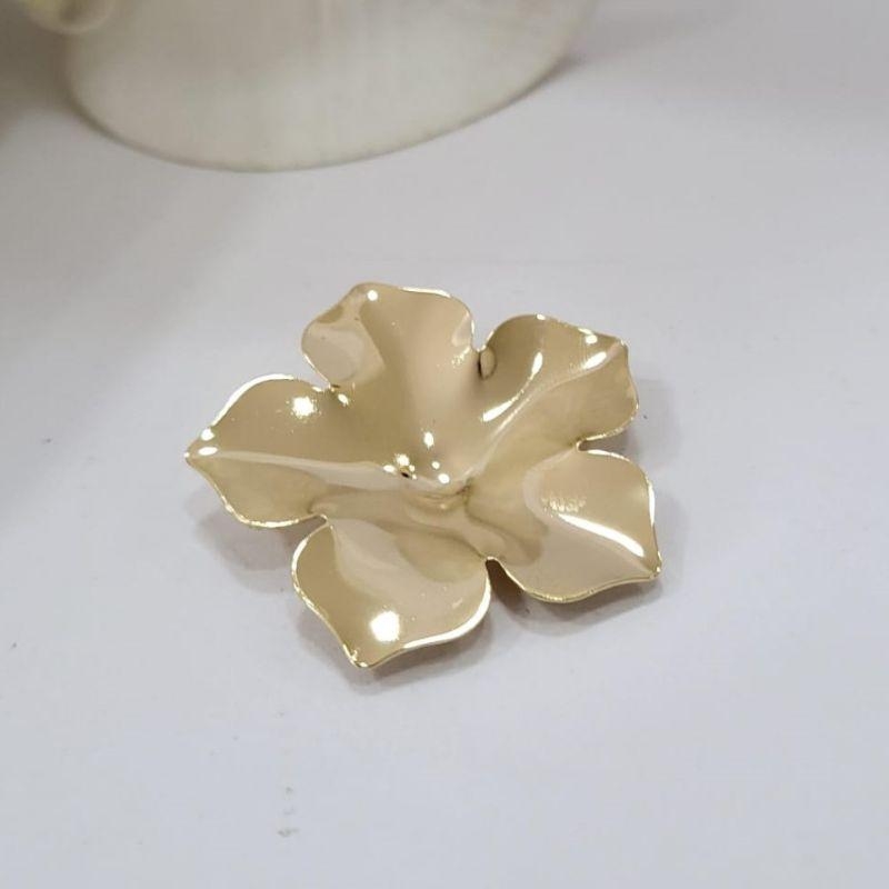 Pingente flor fechada lisa banhado a ouro 18k