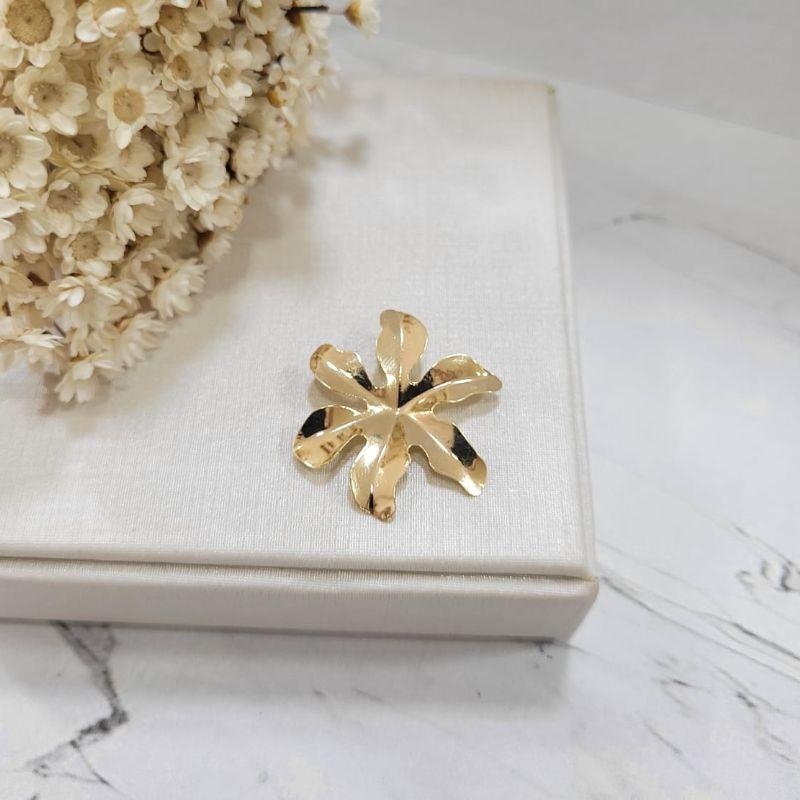 Pingente flor petalas abertas finas banhado a ouro 18k