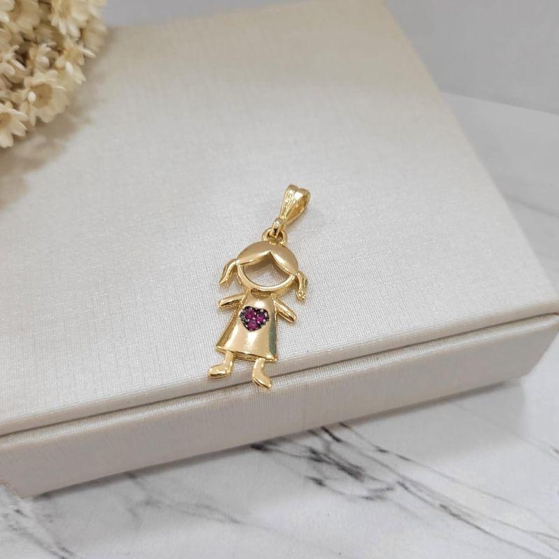 PINGENTE MENINA COM CORAÇÃO BANHADO A OURO 18K