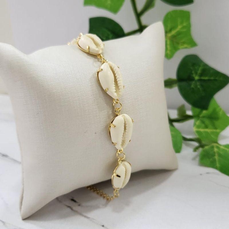 Pulseira buzios na cor perola banhado a ouro 18k