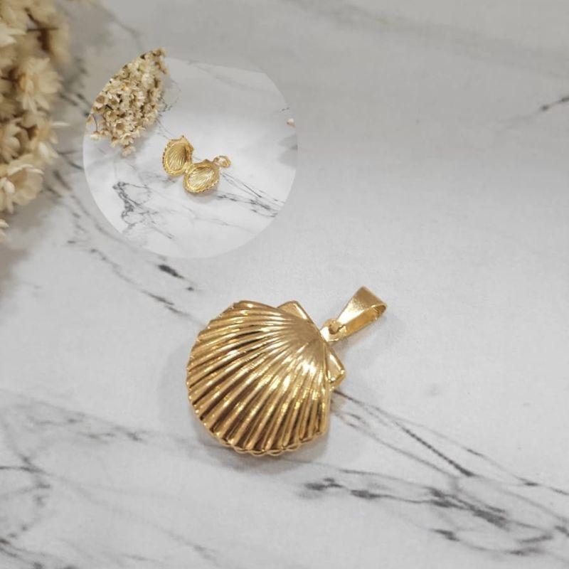RELICARIO CONCHA GRANDE BANHADO A OURO 18K