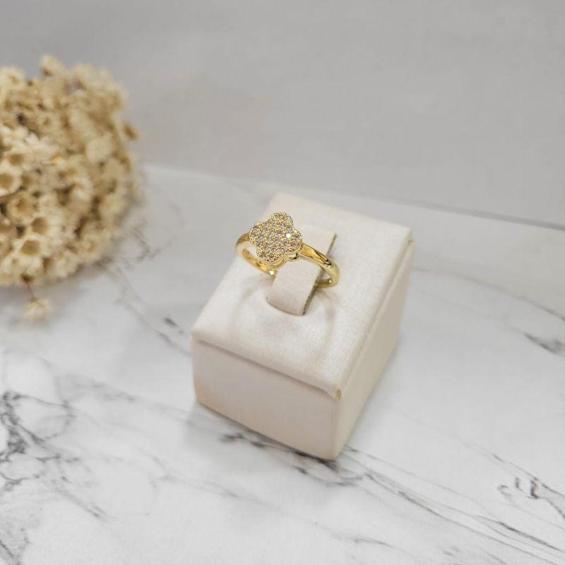 Anel trevo com galeria cravejado banhado a ouro 18k