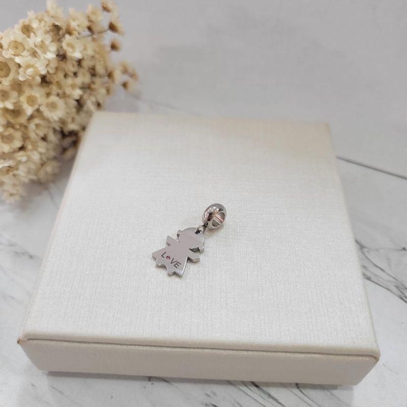 Berloque menina escrito love zirconia rosa