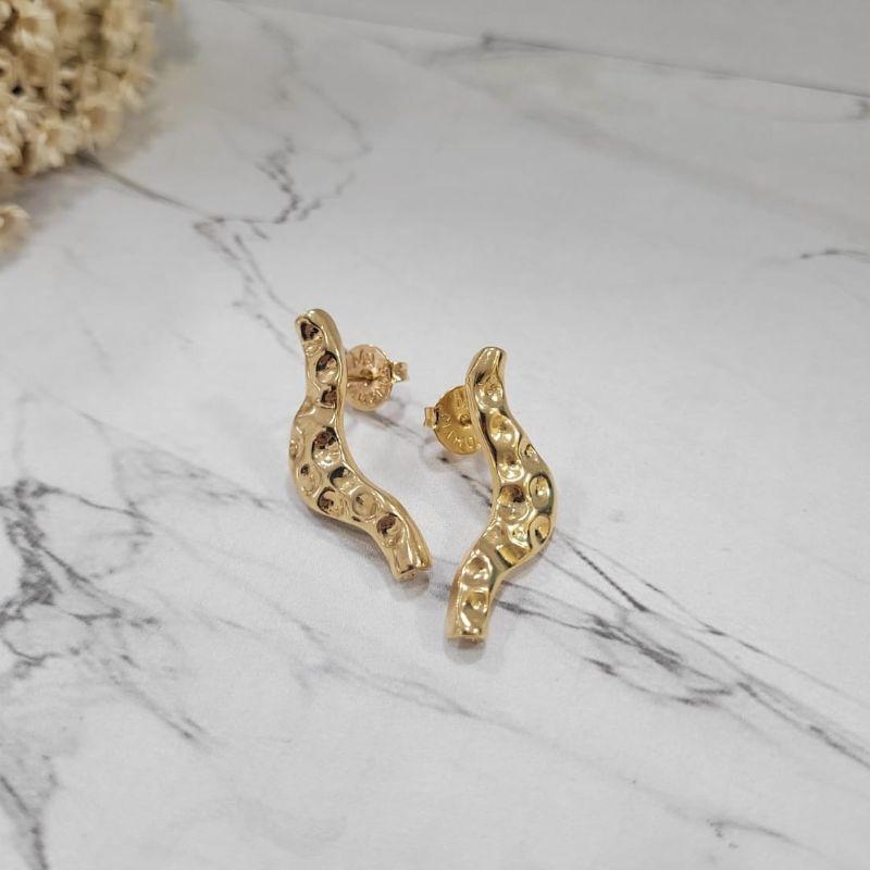 Brinco organico martelado banhado no ouro 18k
