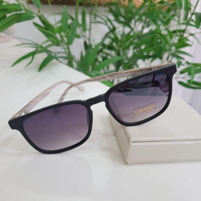 Oculos oval preto armacao preta perna amadeirada no branco