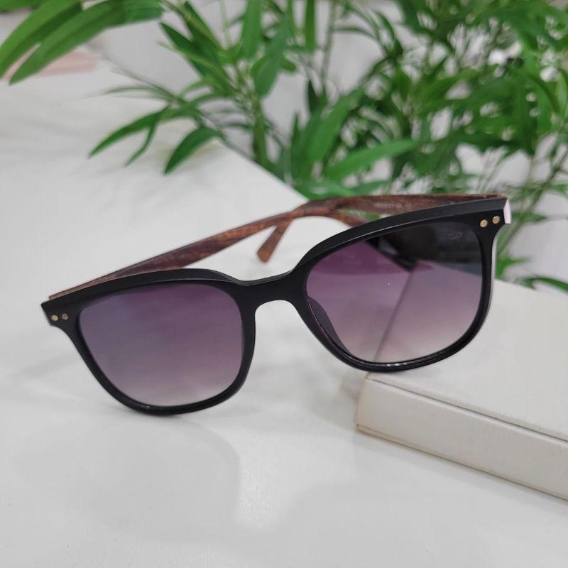Oculos oval preto armacao preta perna amadeirada no marrom