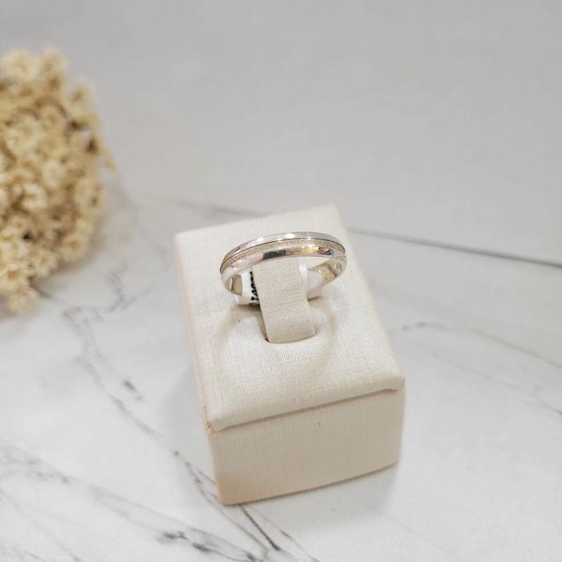 Alianca com detalhe diamantado no meio prata 925