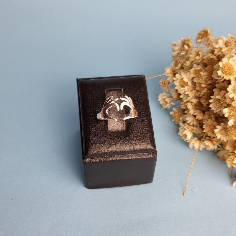 Anel maos formando coracao regulavel  prata 925