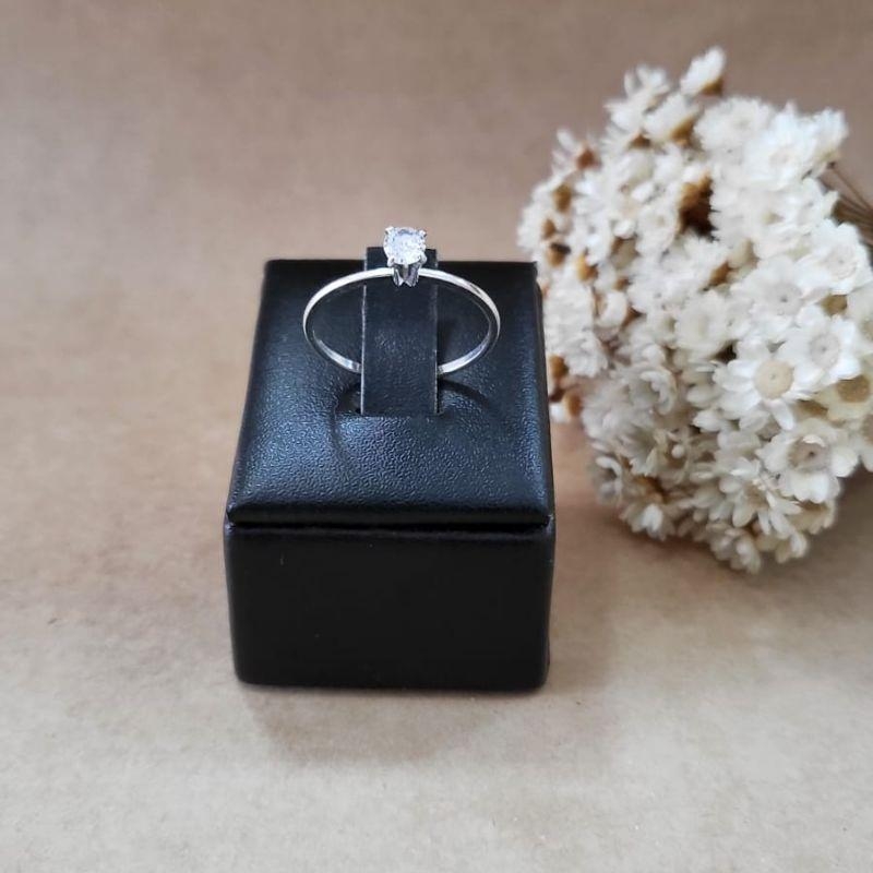 Anel solitario 4 garras pedra alta aro batido prata 925