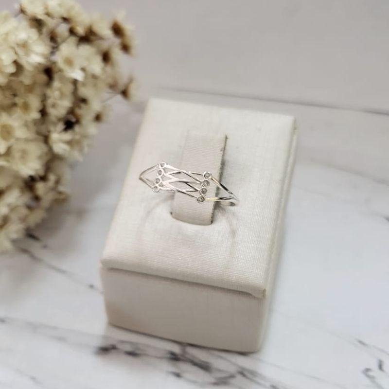 ANEL TRANSPASSADO COM 8 ZIRCONIAS PEQUENAS