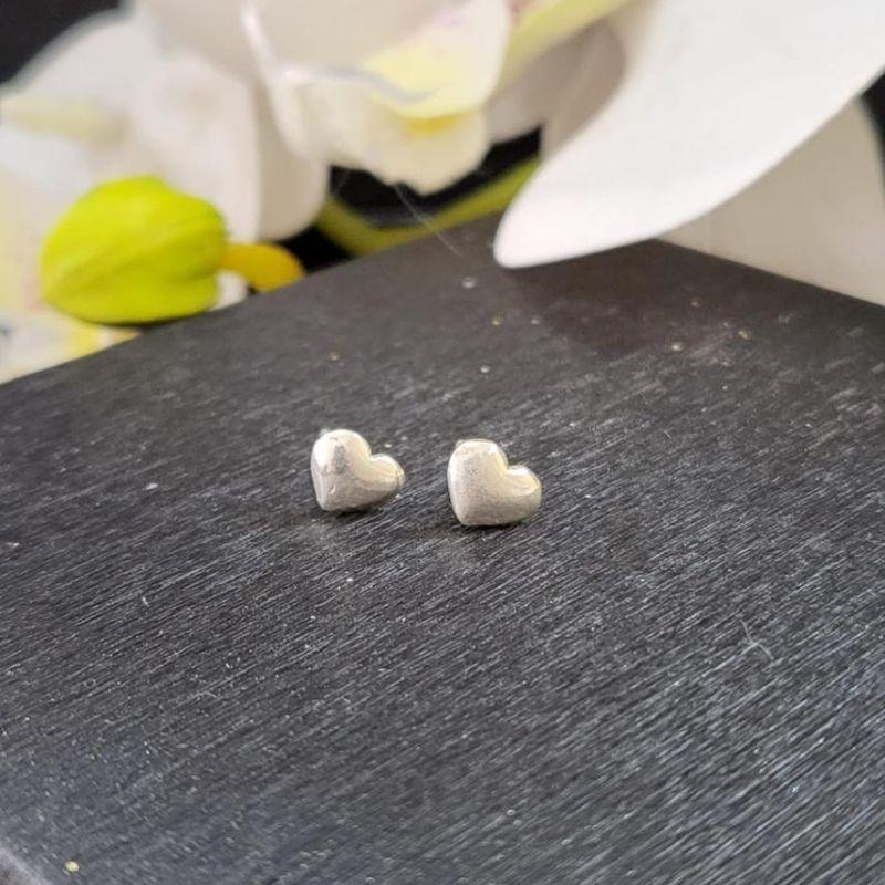 Brinco coracao cheio pequeno prata 925