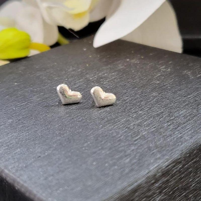 Brinco coracao fechado pequeno prata 925