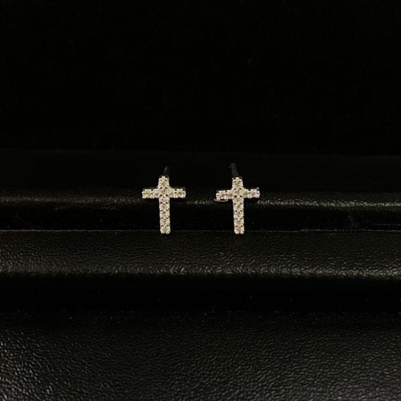Brinco cruz pequena toda cravejada prata 925