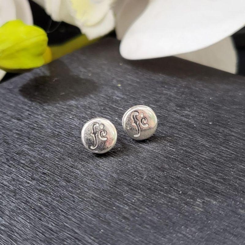 BRINCO DE PRATA 925 PEQUENO REDONDO COM NOME FÉ