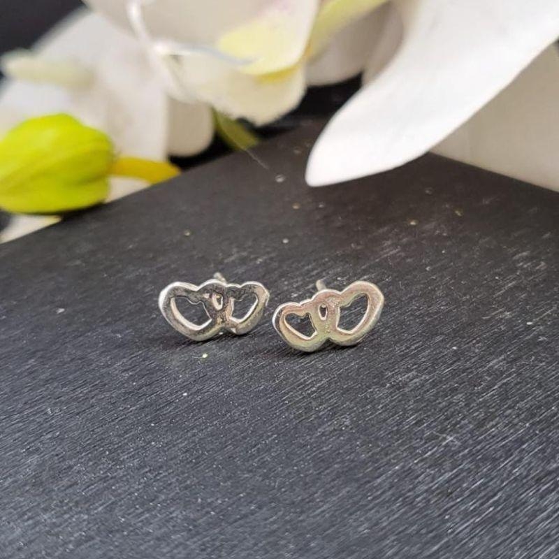 Brinco dois coracoes entrelacados prata 925