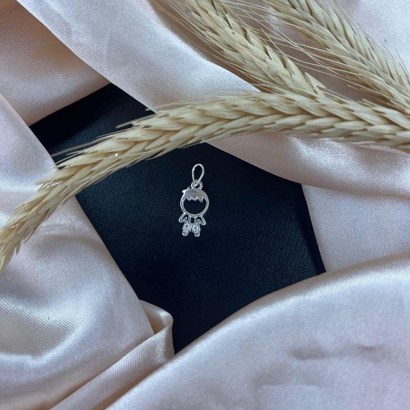 Pingente menino vazado todo liso prata 925